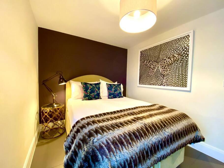 Stunning Apartment - 1 Minute Walk To Poole Quay - Great Location - Free Parking - Fast Wifi - Smart Tv - Newly Decorated - Sleeps Up To 2! Close To Poole & Bournemouth & Sandbanks Exterior photo