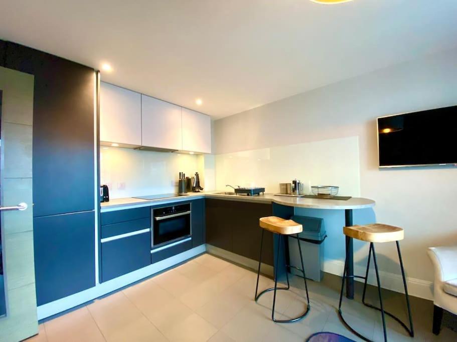 Stunning Apartment - 1 Minute Walk To Poole Quay - Great Location - Free Parking - Fast Wifi - Smart Tv - Newly Decorated - Sleeps Up To 2! Close To Poole & Bournemouth & Sandbanks Exterior photo