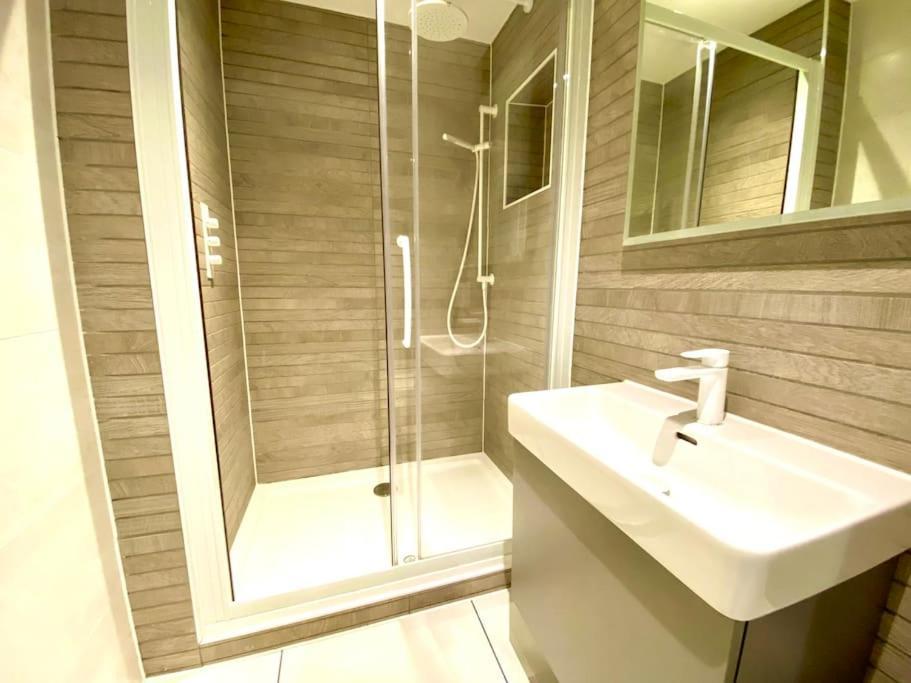 Stunning Apartment - 1 Minute Walk To Poole Quay - Great Location - Free Parking - Fast Wifi - Smart Tv - Newly Decorated - Sleeps Up To 2! Close To Poole & Bournemouth & Sandbanks Exterior photo